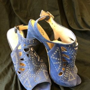 VInce Camuto suede heels